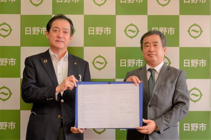 市長と興亜紙業株式会社代表取締役社長との記念撮影写真