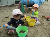 写真：0歳児の園庭あそび