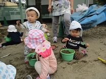 写真：0歳児の園庭あそび