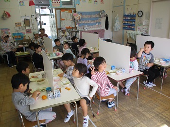 写真：4歳児きりん組給食の様子