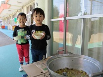 写真：3歳児こあら組給食の様子