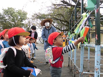 2歳児（うさぎ組）がリュックを背負って遠足ごっこをしている写真