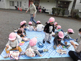 1歳児（りす組）がシートにみんなで座って、