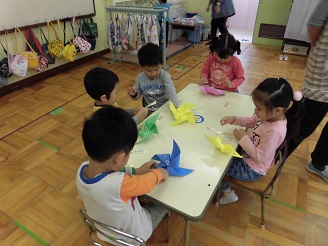 3歳児（こあら組）が保育参観で風車を作っている写真