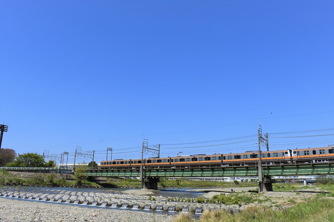 青空広がる浅川