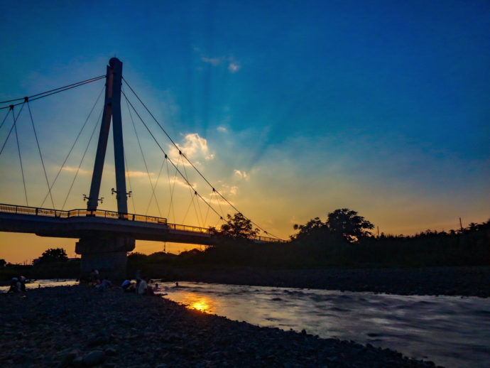 川にうつる夕日