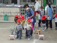 1歳児りす組が遠足ごっこに出発する写真