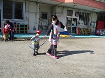 写真:1歳児りす組の園庭遊び