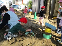 写真:1歳児りす組の園庭遊び