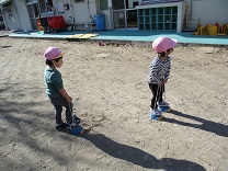 写真:2歳児うさぎ組の園庭遊び