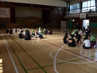 5歳児らいおん組が第八小学校の5年生と体育館で交流している写真
