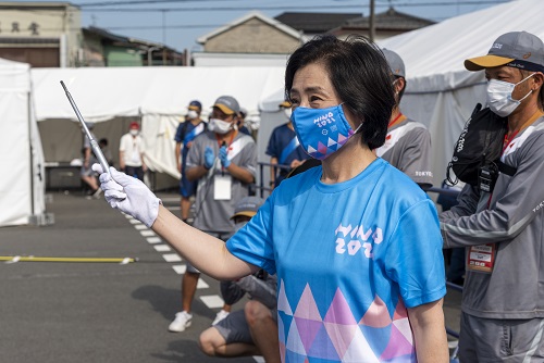 窪田市議会議長によるトーチ点火の写真