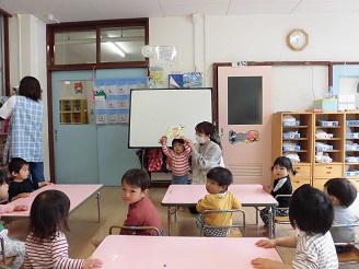 1歳児クラスのお誕生会の写真