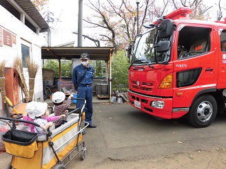 0歳児クラスの消防車見学の写真