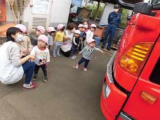 1歳児クラスの消防車見学の写真