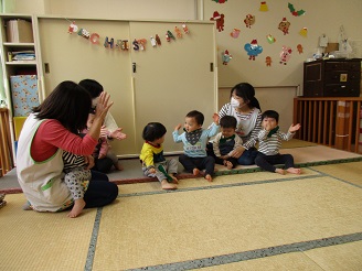 名前を呼ばれ返事をする0歳児ひよこ組の子どもたちの写真