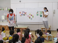 写真：食育の歌と食育クイズに手を挙げる子供たちです。