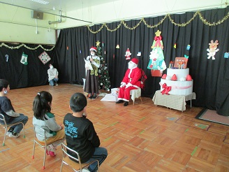 サンタさんに質問する子どもたちの様子の写真