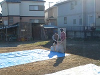 せせらぎ農園の方が大豆の収穫準備をしている写真