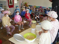 5歳児らいおん組が大豆をミキサーにかけている写真