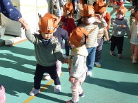 トナカイの帽子をかぶった1歳児の写真