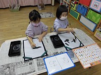 書初めをする子どもたちの写真