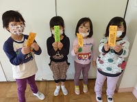 おみくじを見せる子どもの写真