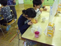 ピザを食べる子どもの写真1