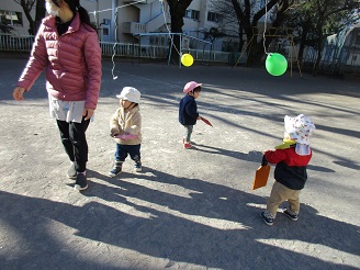 風船羽根つきを楽しむ0歳児ひよこ組の様子の写真