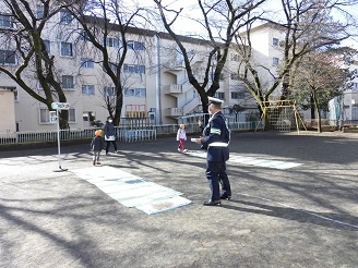 5歳児らいおん組の子ども達の交通安全教室の様子の写真