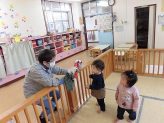 1月の誕生日会0歳児ひよこ組の様子の写真