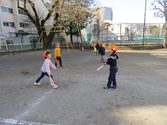 羽根つきを楽しむ5歳児らいおん組子ども達の様子の写真