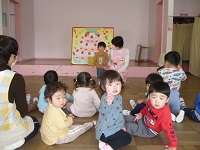 1歳児りす組の2月生まれの子どもたちの紹介