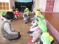 5歳児らいおん組がJアラートについて話を聞いている写真