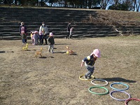 2歳児うさぎ組がフープをとんでいる写真