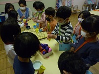 お店でやり取りをする子どもの写真1