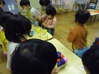 お店でやり取りをする子どもの写真2