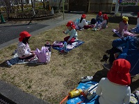 お弁当を食べる子どもの写真2