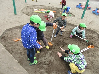 3歳砂場遊びの様子の写真