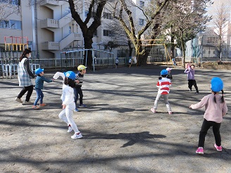 4歳園庭遊びの様子の写真