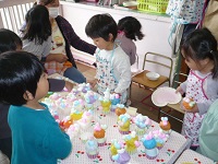 2歳児うさぎ組のケーキ屋さんの写真