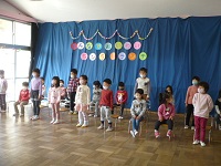 5歳児らいおん組がお祝いの感謝をこめて歌っている写真