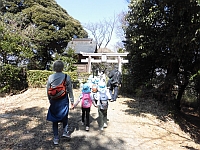 神社でお参りする写真