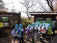 案内の看板をみる子どもたちの写真