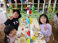 5歳児が給食を食べているところの写真1