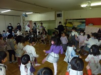 思わず一緒に踊りだす年長組の写真