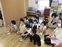 出し物を観ている子どもたちの写真