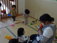 遊んでいる子どもの写真