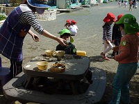 砂遊びをする子どもの写真