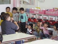 2歳児うさぎ組が手遊びをしている写真